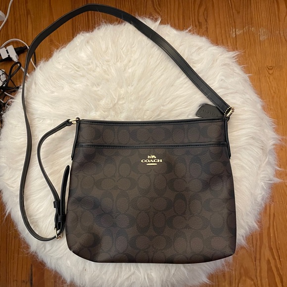 Coach Handbags - Like new coach purse!